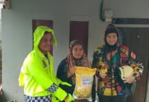 Tekan Kemiskinan Ekstreme, Kapolres Palopo Salurkan Bantuan Sosial