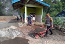 Dikenal Ramah dan Sigap, Babinkamtibmas Berprestasi Ini Juga Aktif Gotong Royong