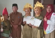 Kadis Dikbud Lutim Serahkan Trophy dan Piagam Penghargaan Kepada Pemenang FLS2N