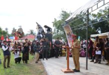 Bupati dan Ketua TP PKK Lutim Saksikan Festival Ogoh-Ogoh di Kecamatan Tomoni Timur