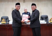 Bupati Luwu Timur Jawab Pemandangan Umum Fraksi DPRD Terhadap 3 Ranperda Sekaligus Serahkan LKPJ 2022