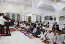 Bupati Bersama Keluarga Shalat Tarwih Perdana Di Masjid Agung Malili