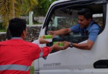 Berkah Ramadhan, PT. CLM Berbagi Takjil Untuk Pengguna Jalan