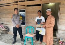 Kanit Reskrim Polsek Malangke Barat Laksanakan Safari Ramadhan dan Bagi Sembako kepada Warga