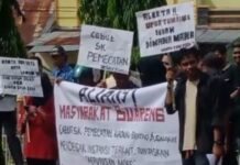 Warga Geruduk Kantor DPRD Bone Buntut Pencopotan 2 Aparat Desa