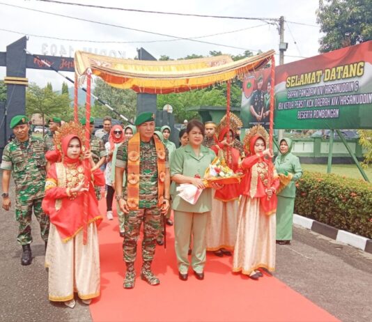Pangdam XIV Hasanuddin Lakukan Kunjungan Kerja, Berikan Bantuan Sosial Kepada Anak Yatim Piatu Dan Puluhan Tukang Becak