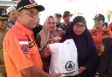Didampingi BPBD, Bupati Luwu Timur Serahkan Bantuan Korban Kebakaran Pasar Mahalona