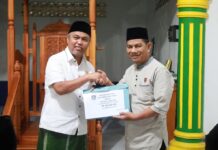 Safari Ramadhan Di Tomoni, Bupati Budiman Serahkan Danah Hibah 200 Juta Rupiah