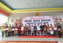 Bupati Budiman Serahkan Bantuan Rehab Pura dan Combine Untuk Poktan Raharjo Tani Makmur