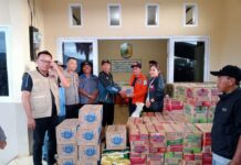 Bupati Morowali Utara Serahkan Sembako Untuk Korban Banjir di Petasia Barat