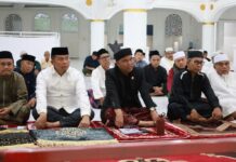 Safari Ramadhan di Malili, Bupati Lutim Serahkan Bantuan Bedah Rumah