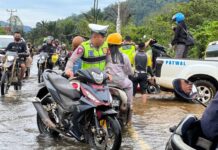 Banjir di Morowali Utara Genangi Jalan Poros, Banyak Kendaraan Macet