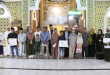 Bupati Budiman Serahkan Santunan Hingga Bantuan Rutilahu pada Safari Ramadhan di Burau