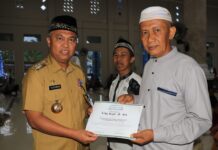 Bupati Luwu Timur Serahkan Santunan Bagi Anak Yatim dan Kaum Dhuafa