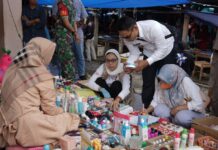 Tim Terpadu Edukasi Pemasangan Kode PIRT Pada Kemasan Produk ke Pedagang Pasar Lambarese
