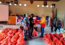Jelang Idulfitri, Kecamatan Masamba Terima 393 Paket Sembako Operasi Pasar Murah dari DP2KUKM