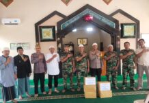 Tingkatkan Hubungan yang Harmonis, Kapolres Luwu Utara Sholat Jum’at Bersama Personil TNI