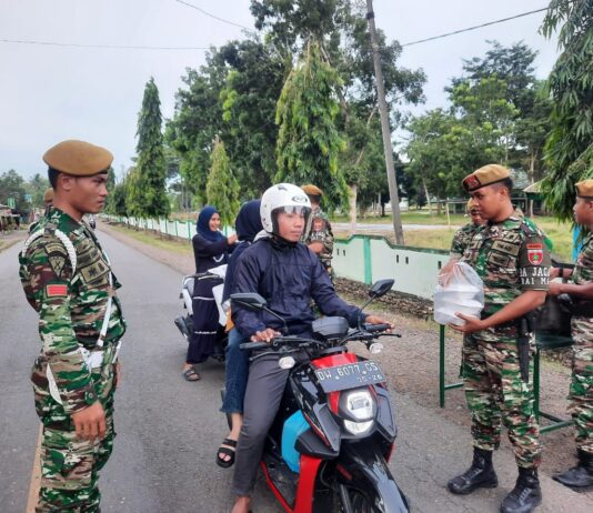 Bagi-Bagi Takjil, Batalyon Armed 21 Tarik Turun di Jalan