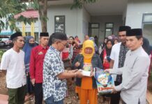 Tim Sedekah Jumat Bagikan Beras dan Paket Buka Puasa Kepada 129 Petugas Kebersihan DLH