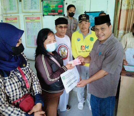 Serahkan Bantuan BLT-DD di Desa Sassa, Kadis PMD Luwu Utara : Belanjakan Sesuai Peruntukannya