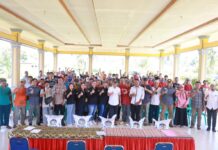 Bupati Luwu Timur Serahkan 10 Ton Pupuk NPK Kepada 5 Kelompok Tani