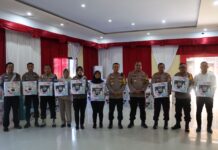 Jelang Idulfitri 1444 H, Kapolres Luwu Utara Bagikan Bingkisan Ke Wartawan dan Personil