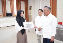 Budiman Lepas Peserta Bimbel iNstyd dan Serahkan Beasiswa Mahasiswa