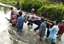 Warga Tandu Jenazah Sejauh 4 Kilometer Ditengah Genangan Banjir Luwu Utara