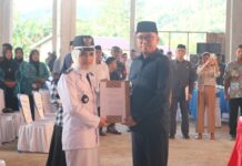 Bupati Morut Lantik Kepala Desa Tambayoli