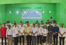 Berkantor di Desa, Bupati Morowali Utara Serahkan 23 Akta Nikah dan BPJS Nelayan