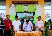 Berkantor di Desa, Bupati Morowali Utara Resmikan Rumah Produk UMKM dan Faskes