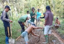 Tak Dapat Perhatian, Warga Battang Perbaiki Jalan Rusak Secara Swadaya