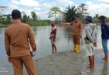 Tinjau Penutupan Tanggul yang Jebol di Desa Putemata, Ini Harapan Camat Malangke Kepada Pemda