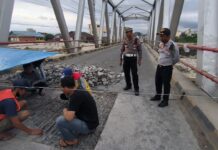 Arus Lalu Lintas Dialihkan, Kasat Lantas Polres Luwu Utara Pantau Proses Perbaikan Jembatan