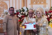 Ketua KONI Luwu Utara dan Istri Terima KTP dan KK Baru Diacara Resepsi Pernikahan