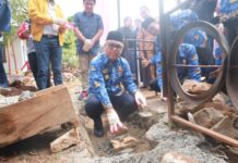 Peletakan Batu Pertama Pembangunan Mushollah UPT SDN 221 Malili oleh Bupati Lutim