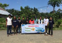 Jaga Kebersihan Lingkungan, Mahasiswa KKN-T Unanda Palopo Lakukan Baksos di Dusun Lagego