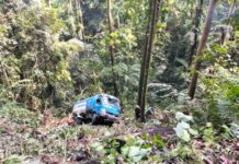 Mobil Tangki BBM Terjun ke Jurang, Satlantas Polsek Mangkutana Lakukan Evakuasi