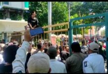 Aksi Penolakan Penundaan Pilkades Berujung Ricuh!