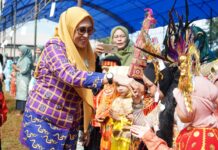 Bupati Budiman Hadiri Penamatan Massal TK di Towuti Bersama Bunda PAUD Lutim