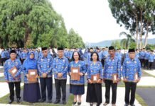 Sekda Lutim Beri SK Pensiun untuk 8 ASN Masuk Purna Bakti