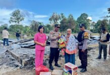 Wujud Peduli, Kapolsek Malangke Barat Beri Bantuan kepada Korban Pembakaran Rumah