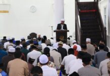 Shalat Ied di Masjid Agung Malili, Bupati Budiman Serahkan Sapi Qurban