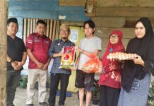 Program Sedekah Jumat Dinas PMD Lutim Sentuh Warga Kurang Mampu di Desa Lanosi