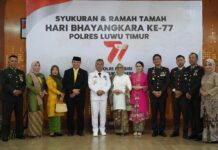 Bupati Bersama Ketua TP PKK Lutim Hadiri Upacara Peringatan HUT Bhayangkara Ke-77
