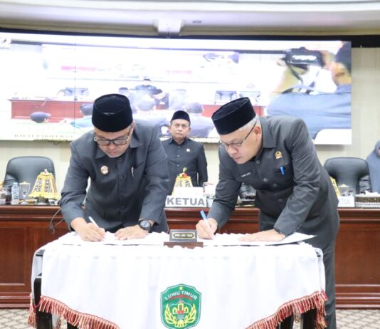 Bupati dan DPRD Lutim Tandatangani Persetujuan Bersama atas Dua Ranperda