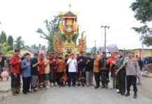 Hadiri Ngaben Massal, Bupati H. Budiman Apresiasi Semangat Gotong-Royong Warga