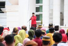 Berpakaian Adat Warna Merah, Budiman Pimpin Apel Pagi di Halaman Kantor Bupati