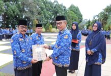 Sekda Lutim Serahkan SK Pensiun Bagi 9 ASNÂ , Berikut Nama – Namanya !