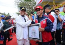 Bupati Budiman Terima Penghargaan Sebagai Kepala Daerah Peduli Pendidikan Dari PGRI Provinsi Sulsel